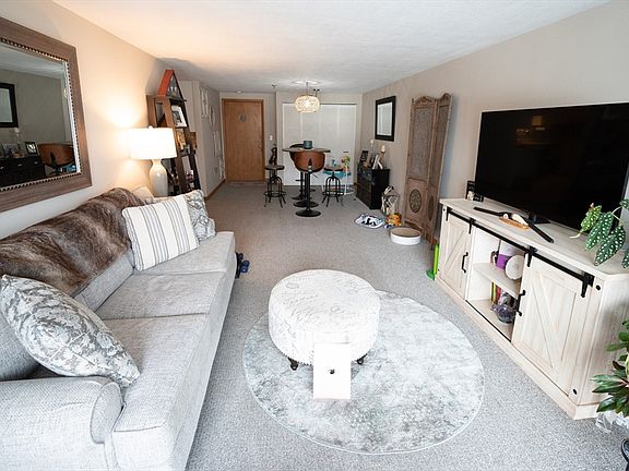4th image of 45 Christopher Dr #210
