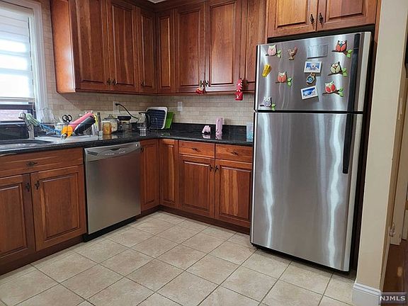 5th image of 2045 Marguerite St Floor 2