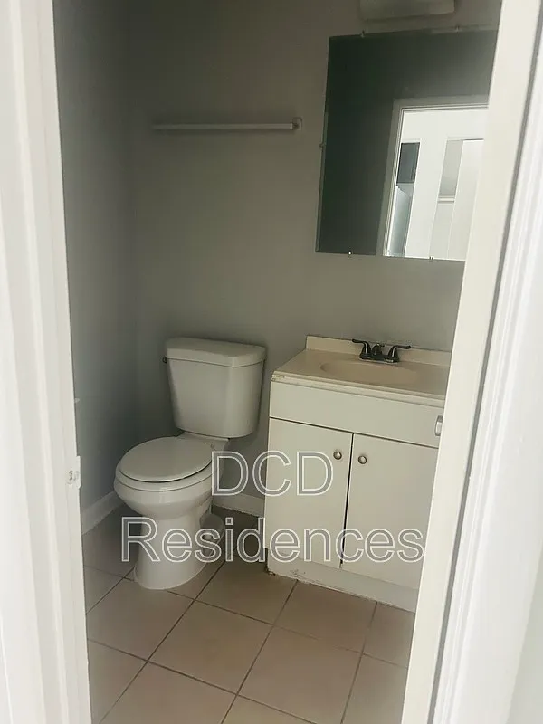 1 bed, 1.0 bath, 400 sqft, $1,050 — Photo 2