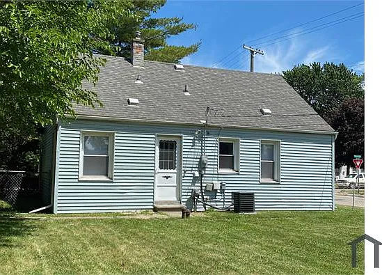 23007 Rosalind Ave — Photo 2