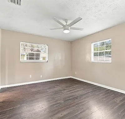 1201 E Chelsea St — Photo 14