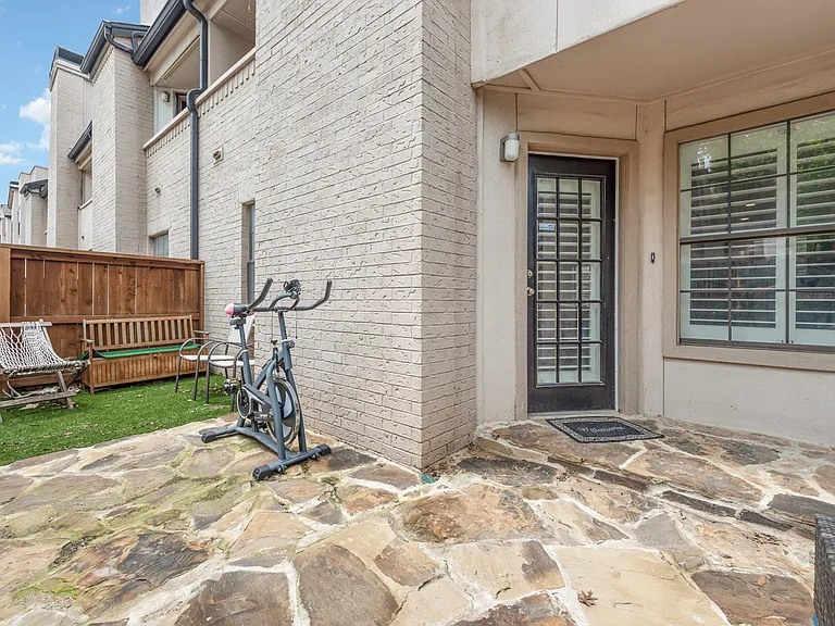 3901 Travis St — Photo 15