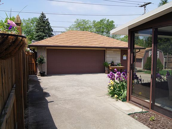 Fully fenced in backyard with minibarn.