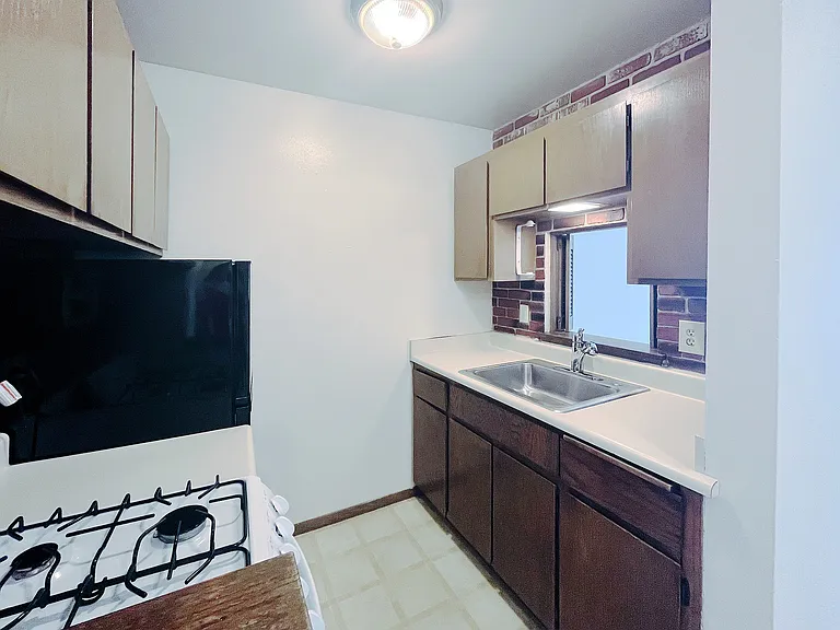 Classic 1 Bed / 1 Bath - 700 SF - Kitchen