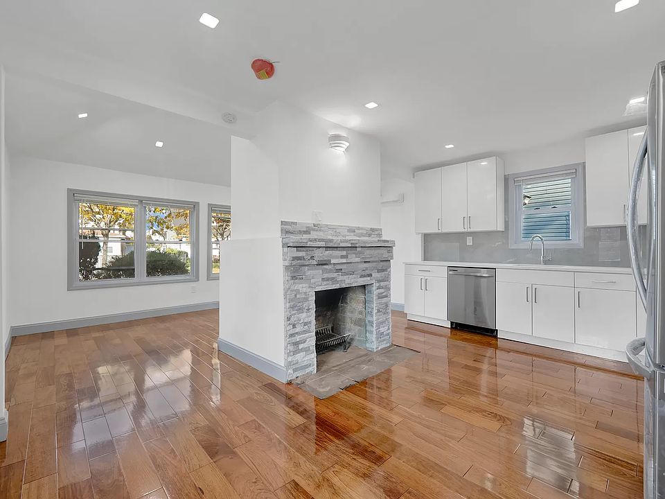 1st image of 21502 Hollis Ave