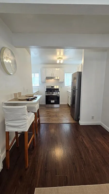 2 bed, 1.0 bath, 650 sqft, $2,749 — Photo 2