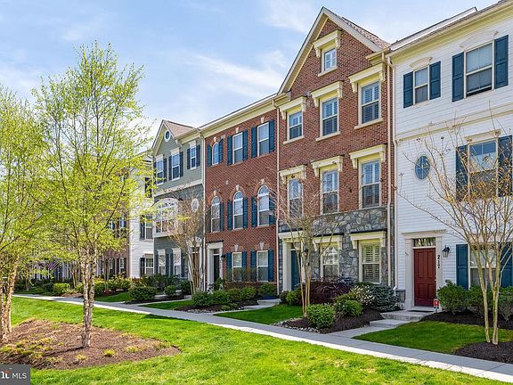 3rd image of 215 Vanguard Ln