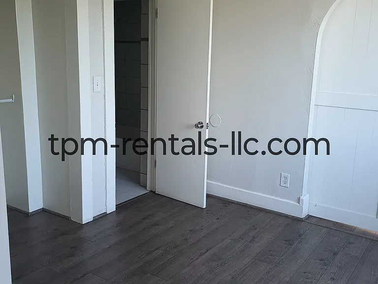 469 N 3rd Ave #C — Photo 12