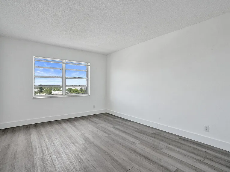 900 NE 18th Ave #1004 — Photo 3