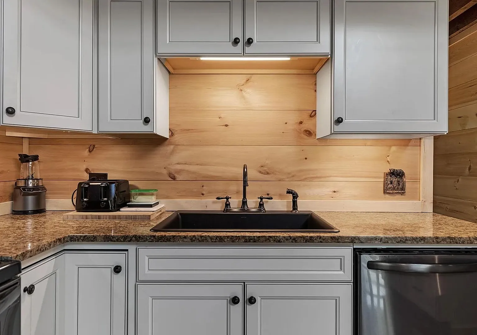 Gorgeous Custom Rustic Style home with heat included! — Photo 3