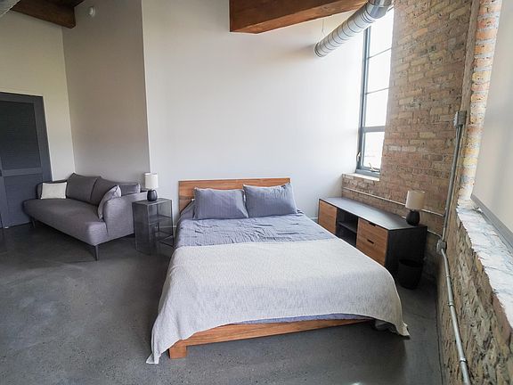 3rd image of 2068 N Southport Ave #427