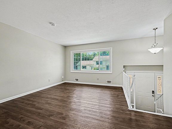 3rd image of 401 42nd Ave NE
