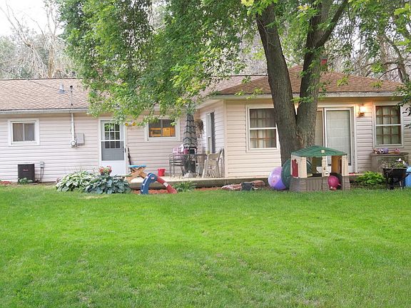 Backyard : Beautiful fenced in back yard with nice new deck