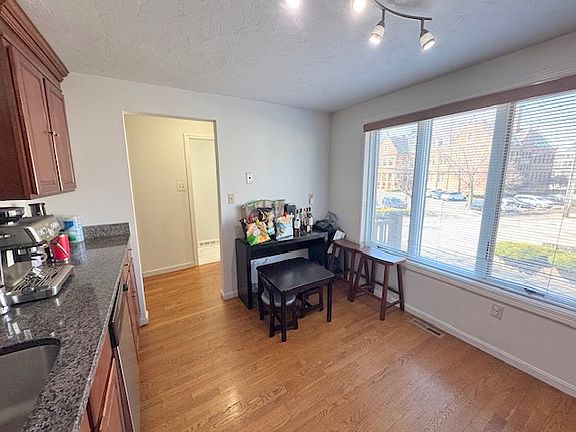 3rd image of 195 Copeland St Unit B