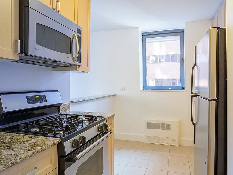 235 W 48th St #16C — Photo 2