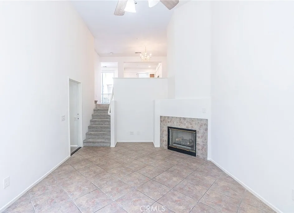 3 bed, 2.5 bath, 1360 sqft, $3,800 — Photo 3