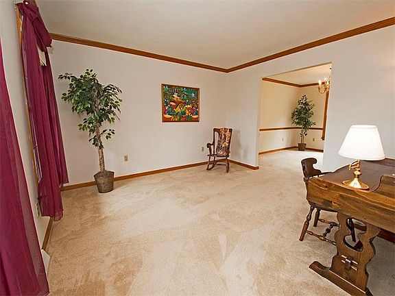 3rd image of 192 Autumn Hill Dr