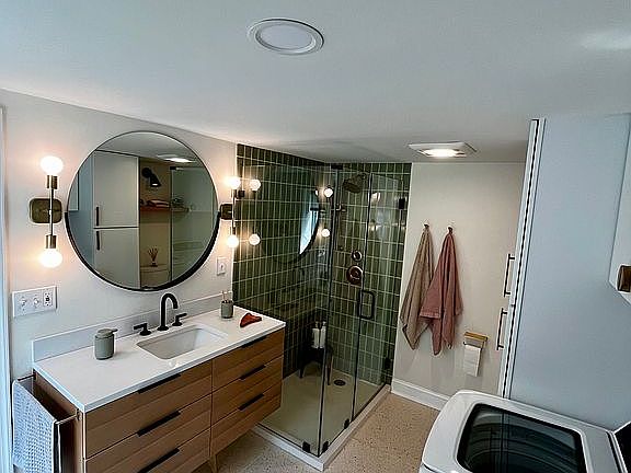 Frameless shower