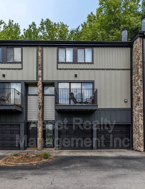 3 bed, 2.5 bath, 1680 sqft, $2,100 — Photo 2