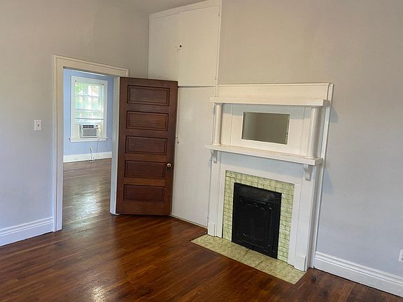 3rd image of 454 Ashland Ter