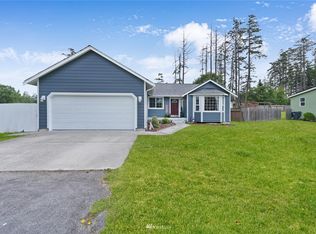 1070 Sidney St, Oak Harbor, WA 98277