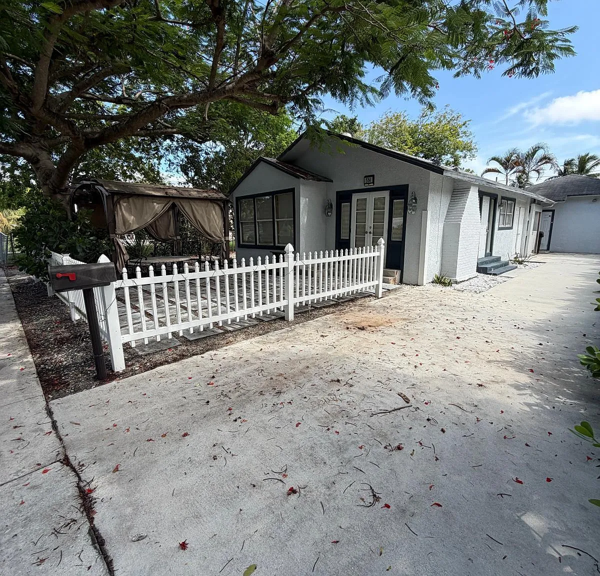 2 bed, 2.0 bath, 848 sqft, $2,200 — Photo 2