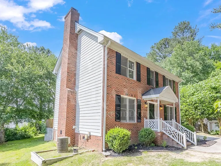 623 Elmwood Ct — Photo 3