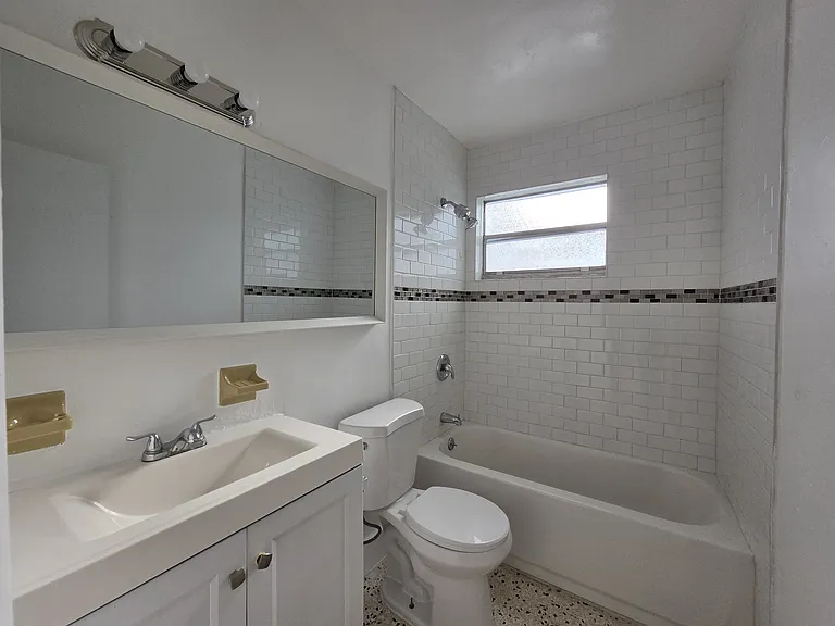 8315 NE Miami Ct #4 — Photo 6