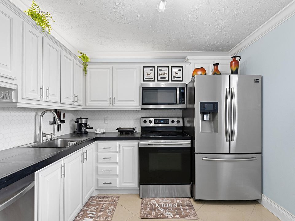 1st image of 300 NE 26th Avenue #1030