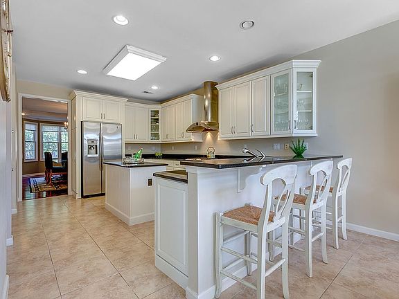 5th image of 12 Lonergan Ln