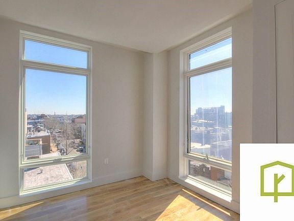 4th image of 310 Graham Ave #504