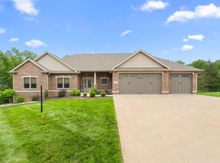 17350 Castlemaine Ln, Dubuque, IA 52001