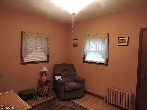 5th image of 582 Union Ave
