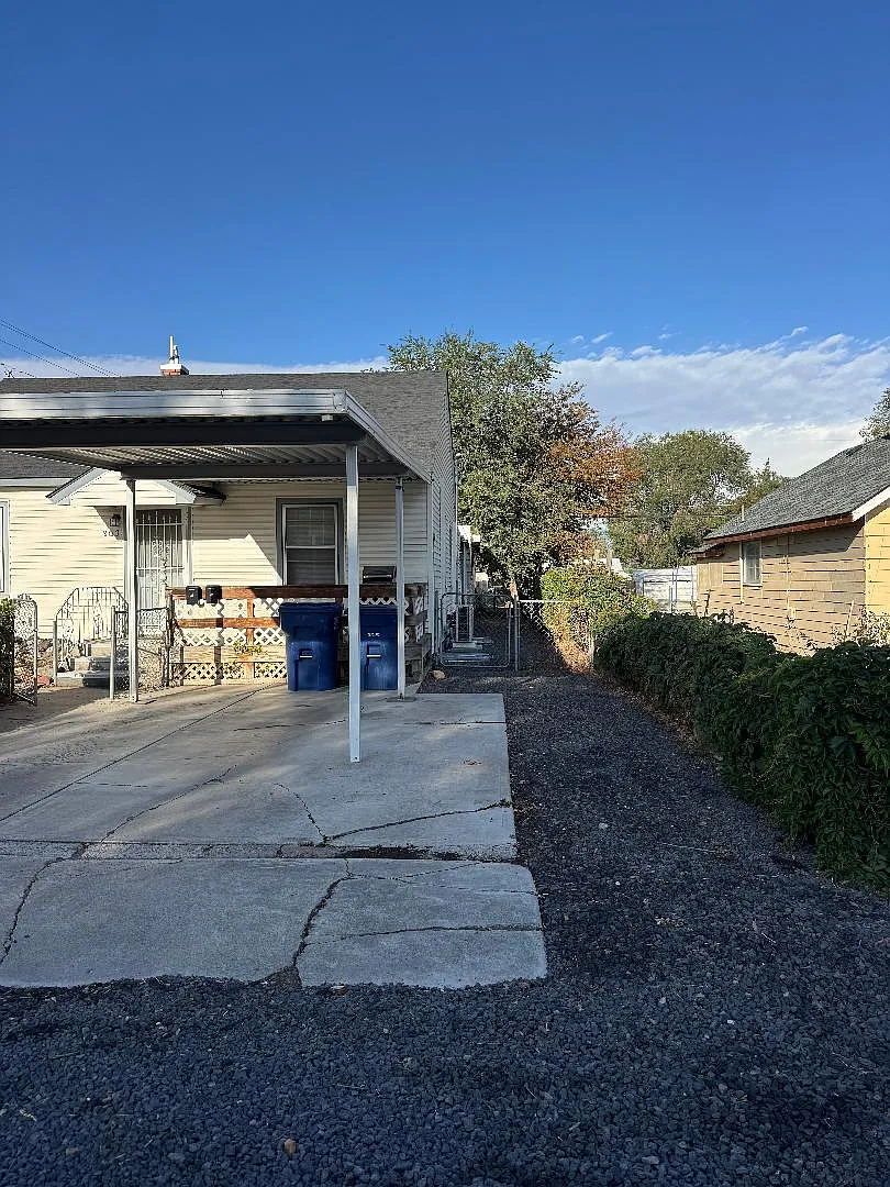 2 bed, 500 sqft, $1,050 — Photo 1