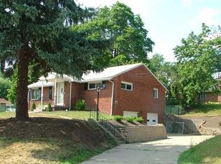 2 Greenview Dr, Mc Kees Rocks, PA 15136