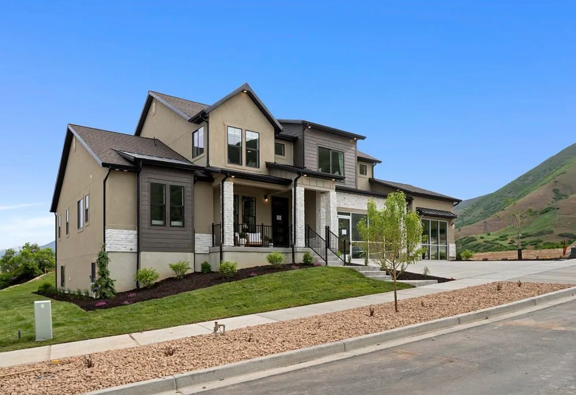 4 bed, 4800 sqft, $5,000 — Photo 1