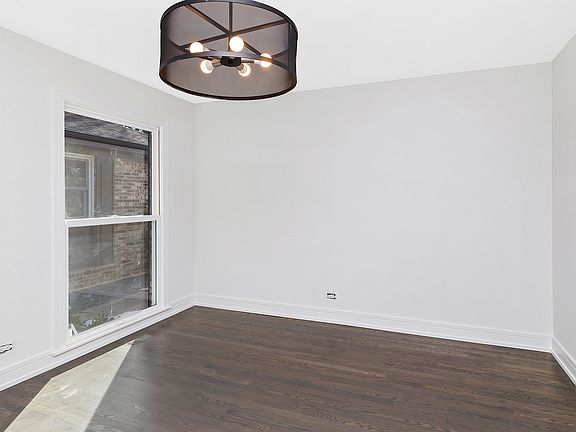 4th image of 1725 Mountain Dr