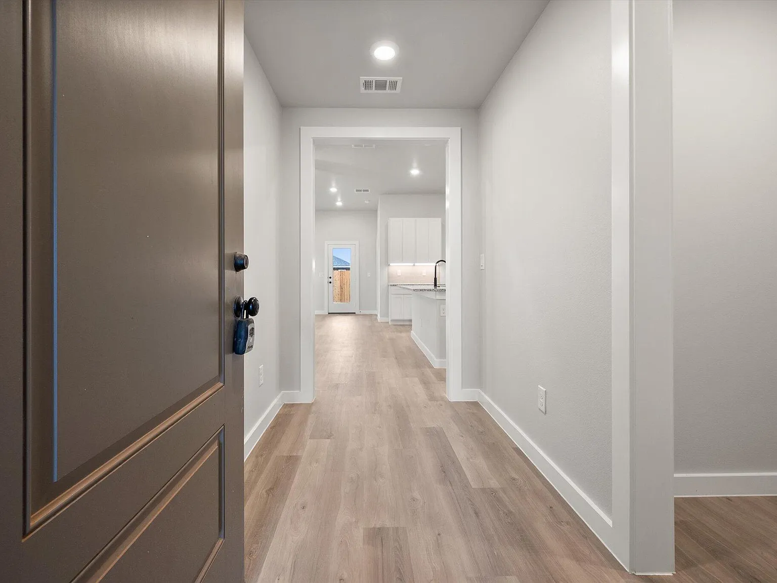 4 bed, 1700 sqft, $2,050 — Photo 2