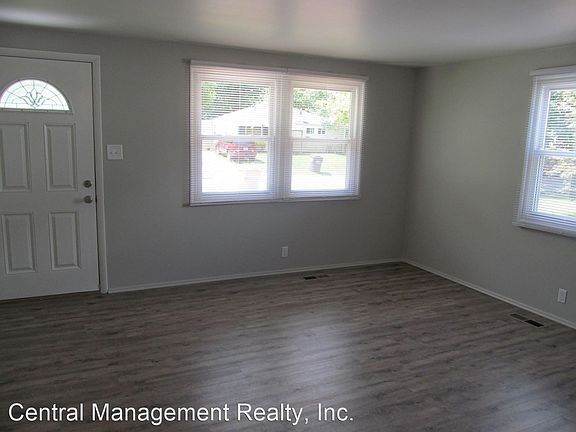 2nd image of 816 Woodcliff Dr