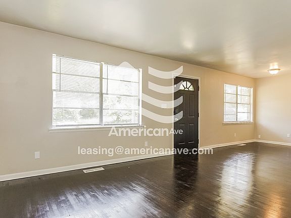 1544826_004_living_room_12789464.jpg