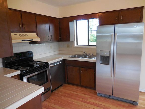 3rd image of 39 Elmwood Ct