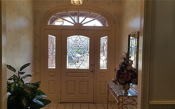 2nd image of 914 Greenway Cir