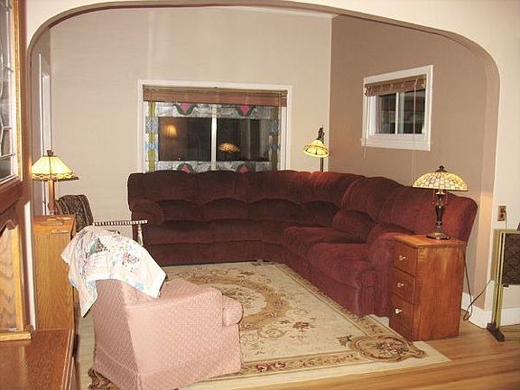 Open living room, 10' ceilings, arch 6" baseboards