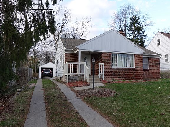 2nd image of 825 Everglade Dr SE