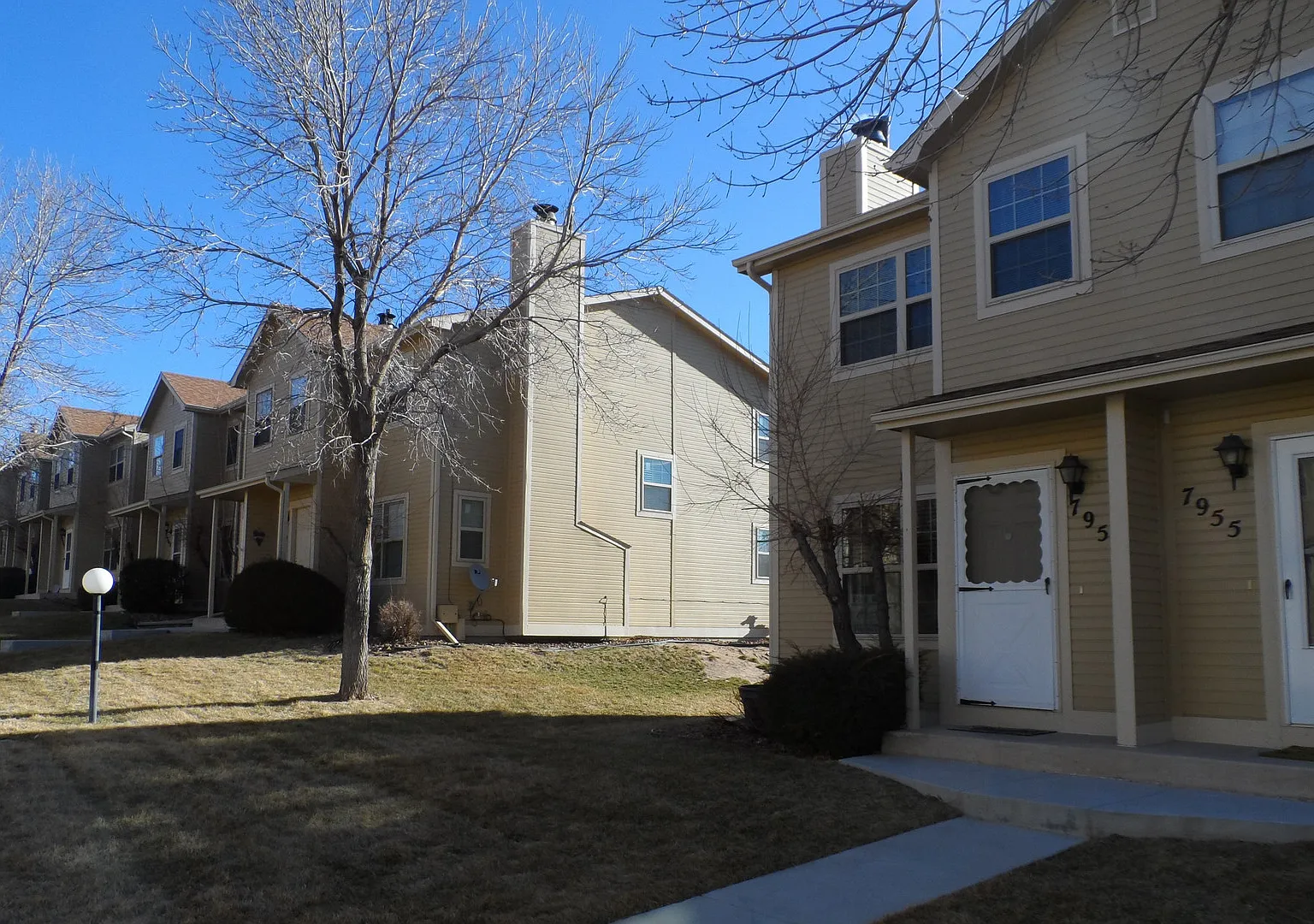 Stylish End Unit with Central Air & Wood Floors in District 20!! — Photo 2