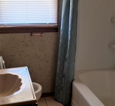 5th image of 909 Rainbow Dr
