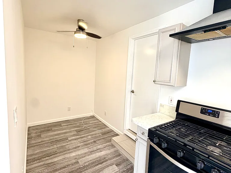 6554 Greenbush Ave — Photo 3