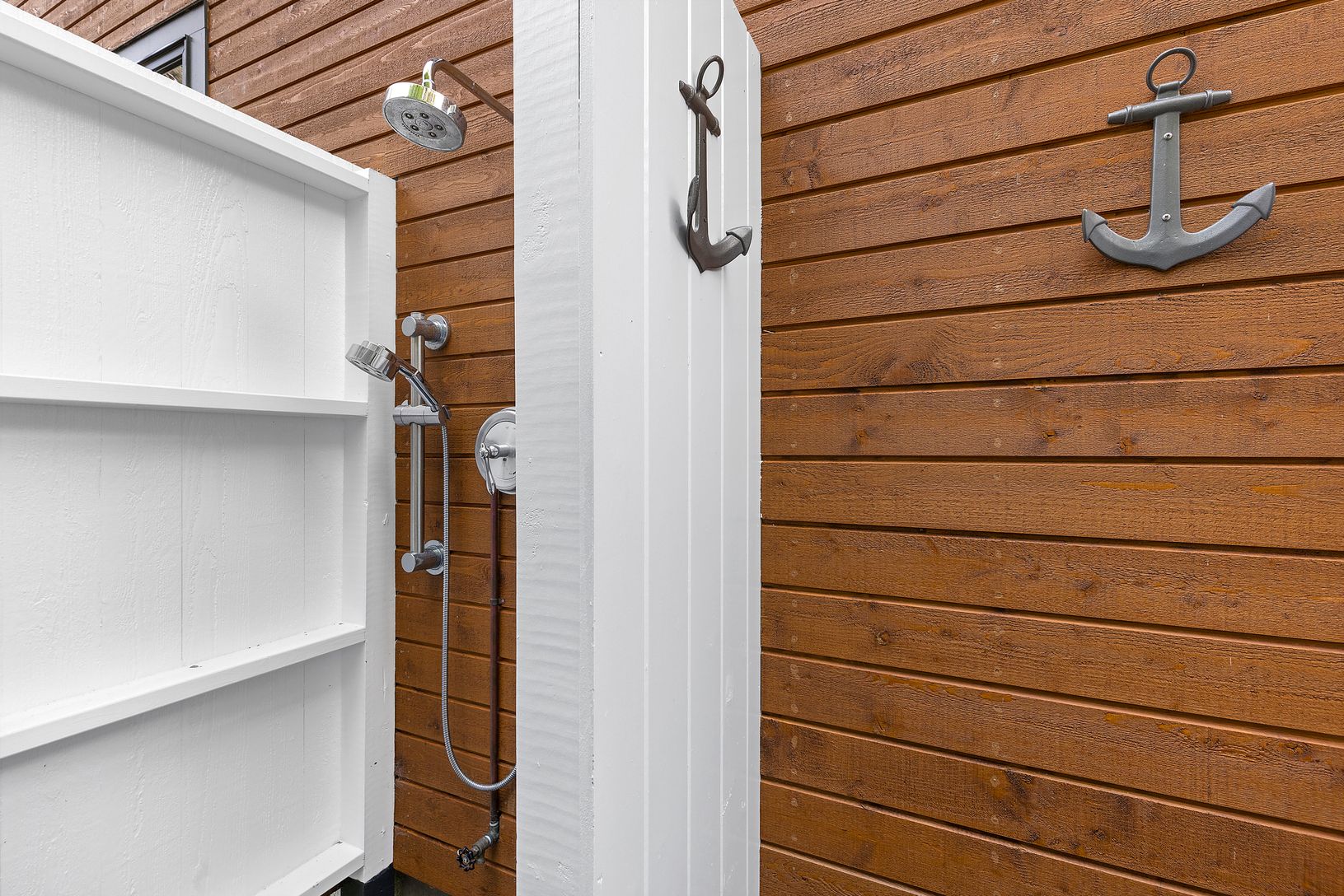  Outdoor shower