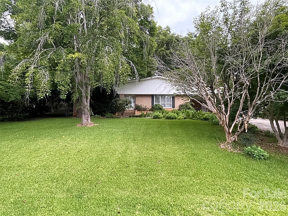 3rd image of 3209 Greenwood Park Cir