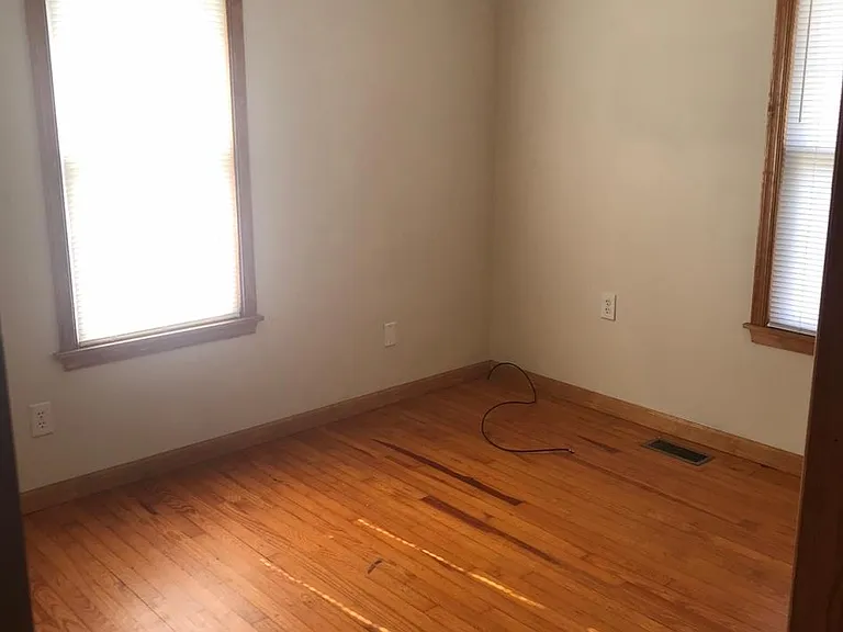 1021 E Maple St — Photo 6